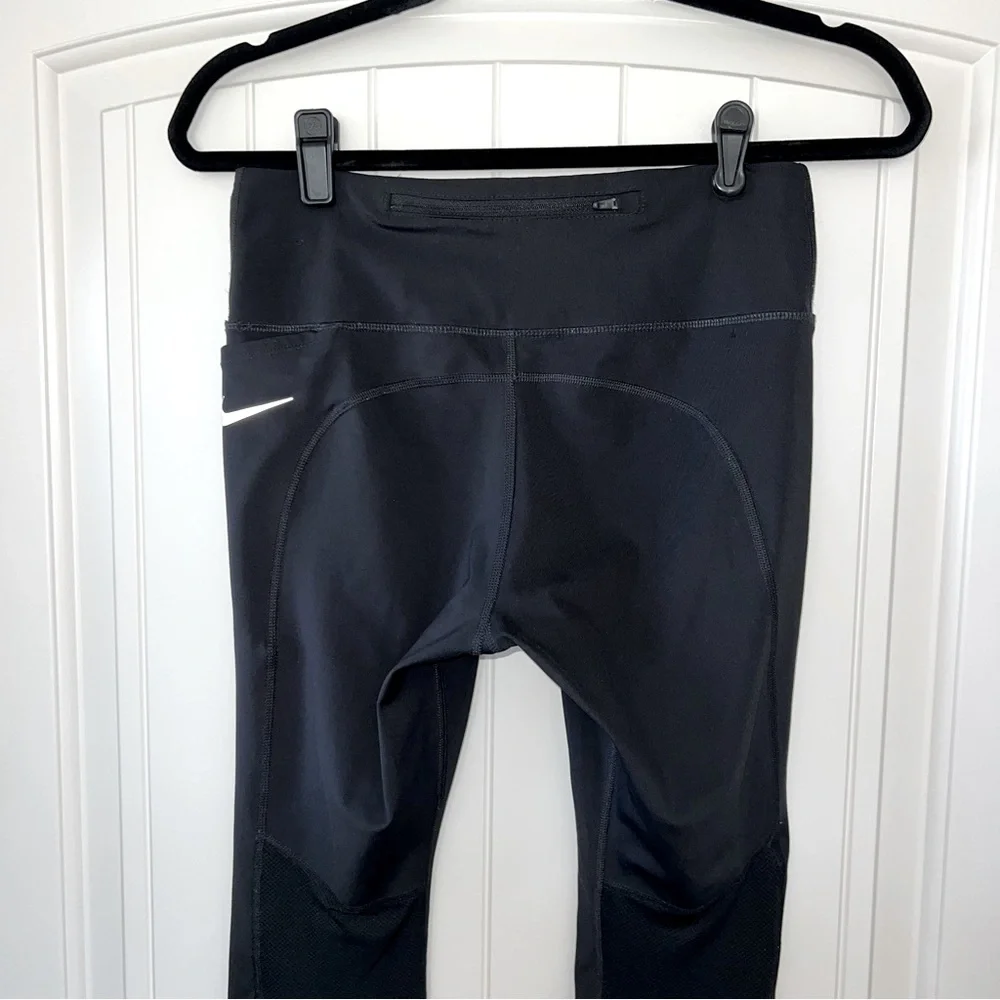 NIKE athletic capri leggings, black, size Medium